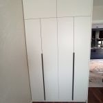 Білосніжна шафа в спальні