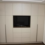Шафа у спальню з нішею під телевізор